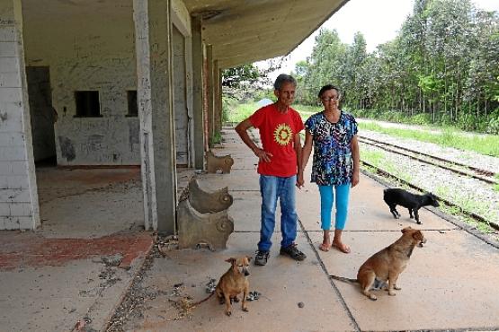 Dorinha e Lázaro se reencontraram na região próxima aos trilhos que chegam ao Distrito Federal (Arthur Menescal/Esp. CB/D.A Press)