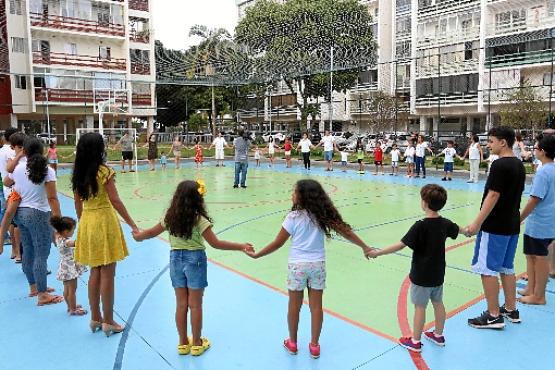 Crianças e adultos fizeram um abraço simbólico no local e soltaram balões brancos, em repúdio à violência (Arthur Menescal/Esp. CB/D.A Press)