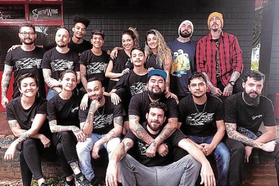 Equipe do estúdio South Wing: desconto para doadores de agasalhos e brinquedos (Divulgação / South Wing Tattoo
)