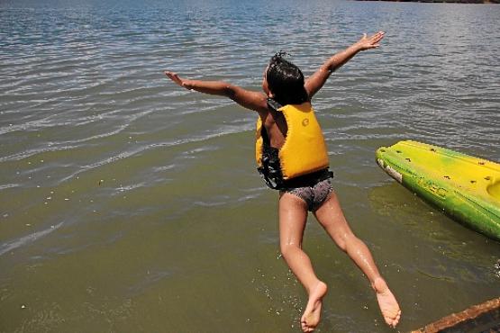 Menino pula nas águas do Lago Paranoá: a máxima de 32ºC deve se repetir hoje (Barbara Cabral/Esp. CB/D.A Press)