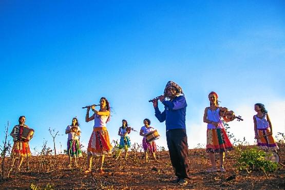 O grupo reavivou e renovou a tradição popular nordestina na atmosfera agreste do cerrado com meninas candangas (Davi Mello/Divulgação)