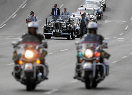 Rolls-royce presidencial faz o percurso com atores no lugar do presidente e da primeira-dama (Arthur Menescal/Esp. CB/D.A Press)