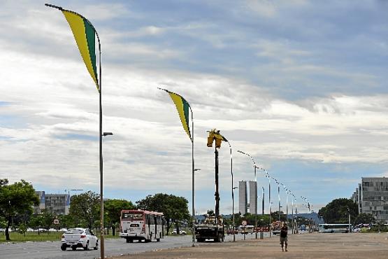 Esplanada já começou a ser enfeitada para a posse do presidente eleito; ambulantes como Gil Rodrigues não poderão trabalhar no local na terça-feira; blocos de concreto impedirão acesso de carros (Fotos: Marcelo Ferreira/CB/D.A Press)