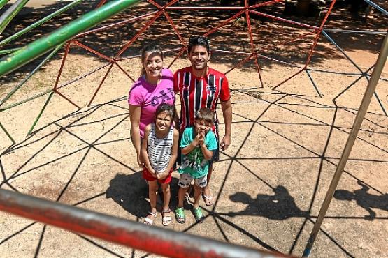 Os tios Ricardo e Milena com Beatriz e Pietro: diversão no parquinho (Arthur Menescal/Esp. CB/D.A Press)