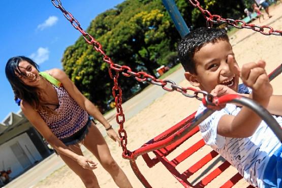 Geyseffer e o filho Lucas aproveitaram o sol para brincar no Parque da Cidade (Arthur Menescal/Esp. CB/D.A Press)