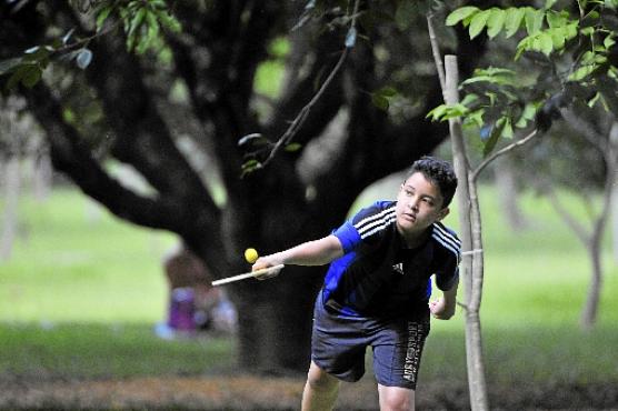 Victor Gabriel Lopes jogou frescobol com os tios no Parque Ecológico de Águas Claras (Minervino Junior/CB/D.A Press)