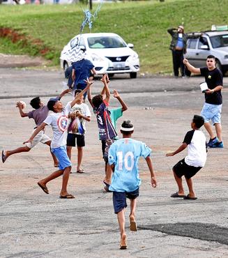 Em várias quadras do Guará, a brincadeira toma conta das ruas durante as férias (Wallace Martins/Esp. CB/D.A Press)