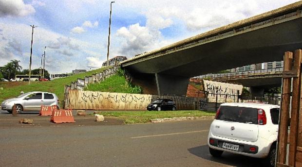 Sem máquinas e trabalhadores, canteiro de construção para alargamento de viaduto na EPTG está fechado por tapumes e cadeado (Vinicius Cardoso Vieira/Esp. CB/D.A Press)