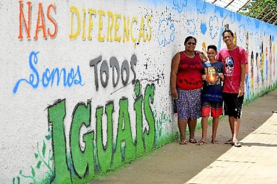 Alisson com a mãe, Marcilene, e o irmão, Micael. Ele encontrou perspectivas a partir do projeto (Marcelo Ferreira/CB/D.A Press)