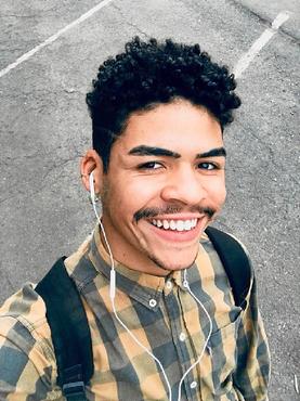 A vítima


Milton Junio Rodrigues de Souza
» Estudante de ciência política da UnB
» Morava no Gama com um irmão, enquanto o restante da família reside na Bahia
» Era militante da causa LGBT+
» Morreu aos 19 anos, com uma facada no peito, na Rodoviária do Plano Piloto (Facebook/Reprodução)