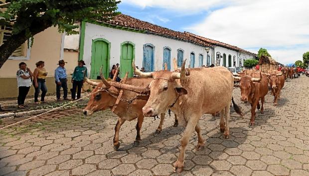 Carros de boi desfilam pelo centro histórico: rodas produzem um som estridente, considerado música para muita gente