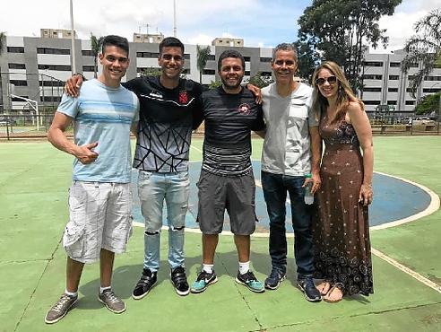 Tiago Reis e a família no Cruzeiro Novo, onde começou jogando futsal (Arquivo Pessoal
)