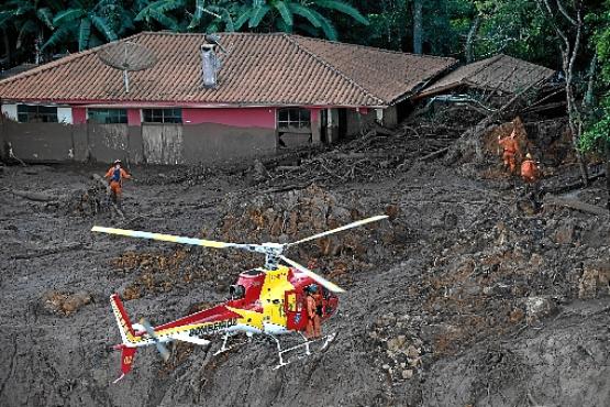 Bombeiros buscam pelos desaparecidos na área rural nas proximidades da mina da Vale (Douglas Magno/AFP)