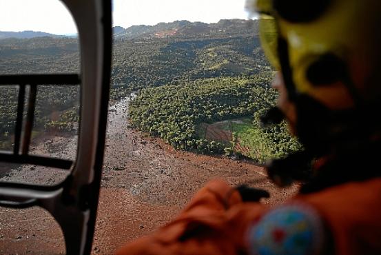 Com estradas destruídas, acesso é só por helicóptero (Douglas Magno/AFP)