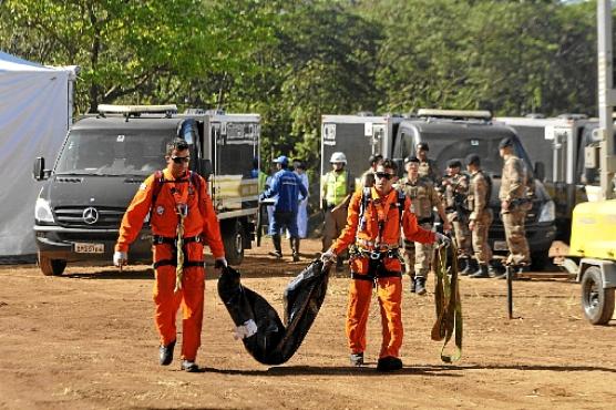 Chegada de restos mortais ao centro operacional no bairro Córrego do Feijão (Juarez Rodrigues/Estado de Minas

)