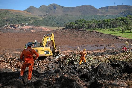 Cenário de devastação: além de cães farejadores, máquinas têm sido empregadas na procura das vítimas    (Mauro Pimentel/AFP)