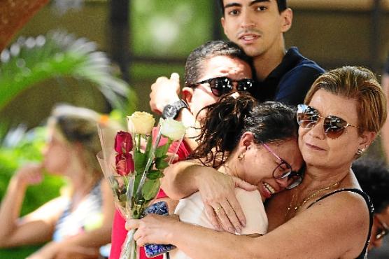 Amigos e parentes levaram flores para homenagear Veiguima, enterrada ontem, no cemit&eacute;rio de Planaltina (Carlos Vieira/CB/D.A Press)