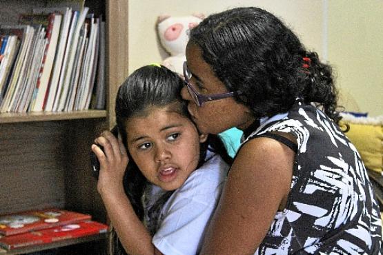 Adriana Jesus leva a filha toda semana para os atendimentos na instituição: moradora do Riacho Fundo, ela tem um filho com o mesmo transtorno (Marilia Lima/Esp. CB/D.A Press)