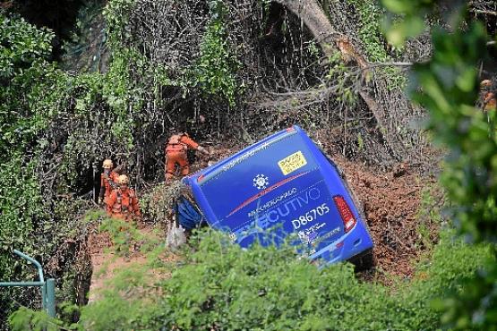 A queda de uma barreira na Avenida Niemeyer, na Zona Sul, atingiu um ônibus e provocou a morte de duas pessoas (Mauro Pimentel/AFP
)