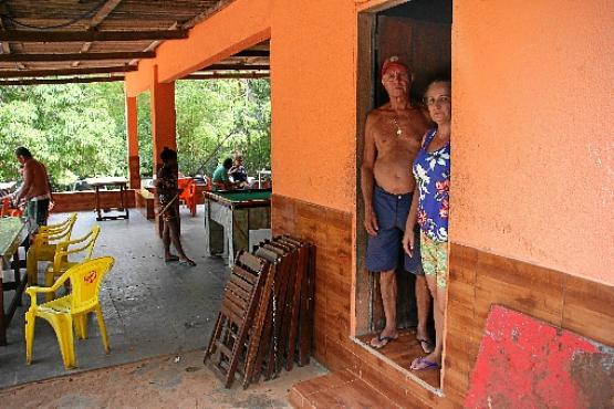 Valdenice Ferreira com o marido, Benedito Ribeiro: 'Uma vez, o nível da água chegou à mureta do bar' (Barbara Cabral/Esp. CB/D.A Press)