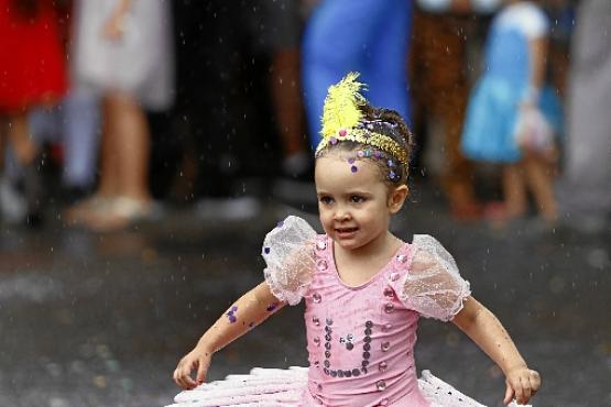 Maria Eduarda Kairala, 3 anos, brincou sem se incomodar com a chuva