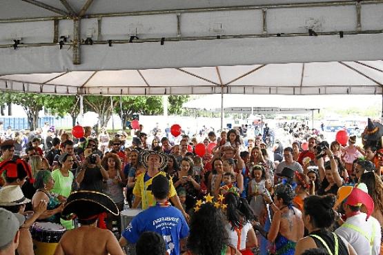 Brinquedos infláveis, camas elásticas e as apresentações do grupo de percussão Patubatê e do Calango Careta empolgaram os foliões do Suvaquinho
 (Fotos: Ana Rayssa/Esp. CB/D.A Press
)