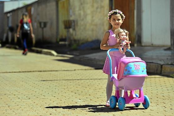 Ana Letícia, 4 anos, venceu a leucemia: fantasias de princesas e de bailarina a ajudaram na luta contra a doença
 (Fotos: Marcelo Ferreira/CB/D.A Press - 15/2/19
)