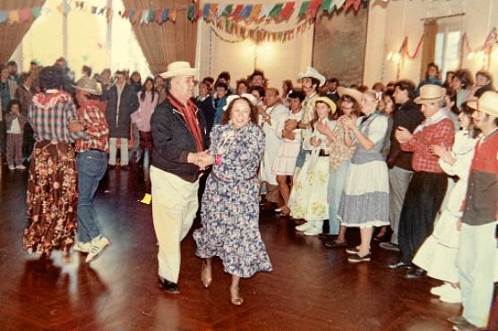 A síndica ao lado do primeiro marido, Miguel Maganha, de dois dos três filhos e da mãe, Dolores Fontela; com o segundo marido, Adiodato dos Reis; e em festa junina na Embaixada do Brasil no Uruguai;