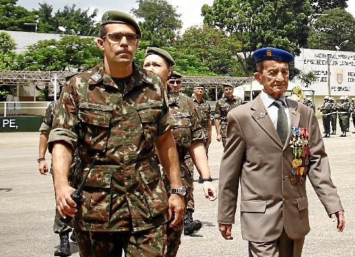 Veterano da Força Expedicionária Brasileira (FEB), o coronel Nestor da Silva (à direita) recebeu honras militares, na solenidade de ontem (Ana Rayssa/Esp. CB/D.A Press)