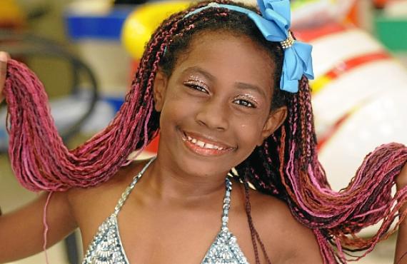 Cassia Xavier, 7 anos, vai escolher uma tiara em EVA para curtir a Festa de Momo este ano