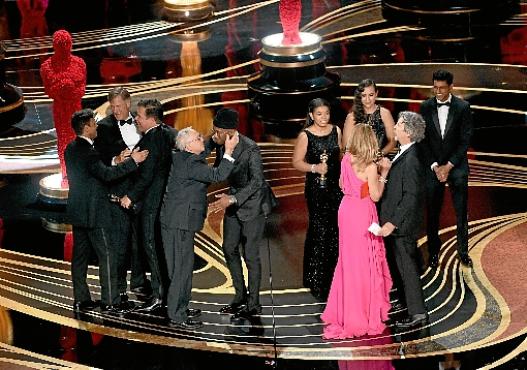 O elenco e a direção de Green book sobe ao palco para receber o prêmio principal da noite (Kevin Winter/AFP)