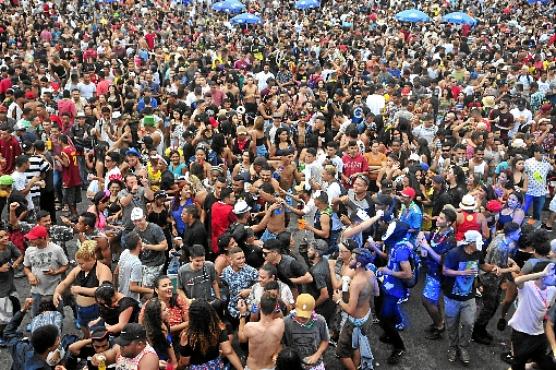 Cerca de 90 mil participaram da festa nos dois blocos, de acordo com estimativa da Polícia Militar; foliões se concentraram próximo ao Mané (Fotos: Minervino Junior/CB/D.A Press)