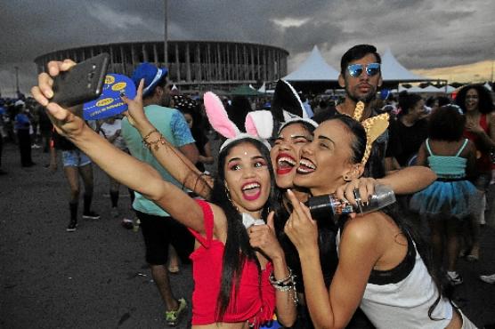 A festa começou animada, ao som de ritmos variados. Com fantasias também diversas, o público aproveitou quase oito horas de folia