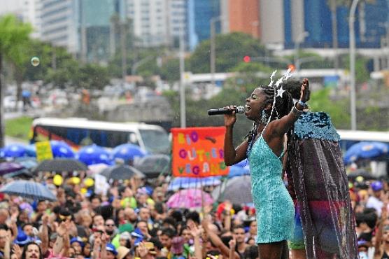 Criado em 2015 para celebrar o Tropicalismo, o Divinas Tetas traz uma mescla de elementos da cultura popular brasileira com os do pop internacional, e atrai milhares de foliões todos os anos (Fotos: Minervino Junior/CB/D.A Press)