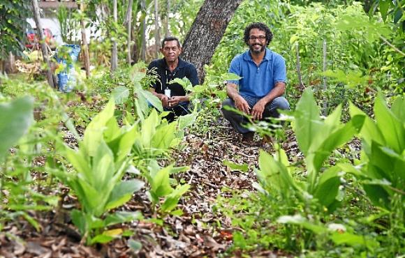 O agente de saúde Antônio Moreira do Nascimento e o médico Marcos Trajano cuidam da horta na Unidade Básica de Saúde do Lago Norte (Ed Alves/CB/D.A Press - 19/2/19)