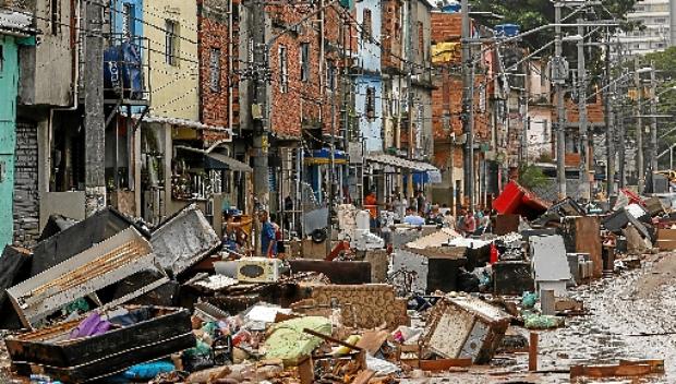 Destruição provocada por temporais na Grande São Paulo e na capital: com o alagamento das casas, muitas famílias perderam tudo o que tinham (Miguel Schincariol/AFP
)