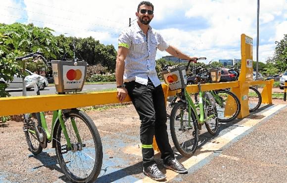 O engenheiro Davi Bertucci, 40 anos, mora na Asa Norte e usa as bikes para ir ao trabalho, no Setor Comercial Norte: %u201CÉ uma necessidade e um lazer%u201D (Arthur Menescal/Esp. CB/D.A Press)