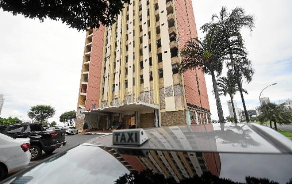 Taxistas que trabalham próximo ao Torre Palace Hotel temem a nova ocupação ilegal do esqueleto  (Ed Alves/CB/D.A Press)