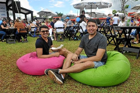 João e Paulo aprovaram o hambúrguer servido pelo chef Gil Guimarães (Minervino Junior/CB/D.A Press)