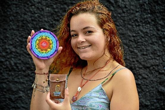 A artesã Nathália Marinho Cerqueira se inspira na vegetação local para produzir suas peças
 (Marcelo Ferreira/CB/D.A Press)