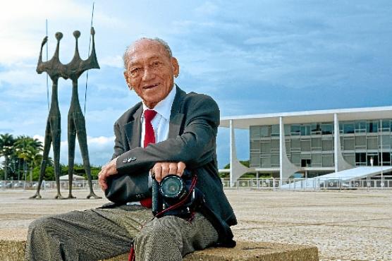 O fotojornalista na Praça dos Três Poderes, em frente ao STF: ele, que registrou a construção de Brasília, teve o tribunal como último local de trabalho  (Bruno Peres/CB/D.A Press)