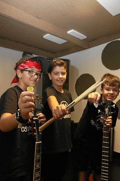 Fernando (de bandana), Davi, de baquetas, e Caio são integrantes da banda Os Minhocas e melhores amigos
 (Arthur Menescal/Esp. CB/D.A Press)