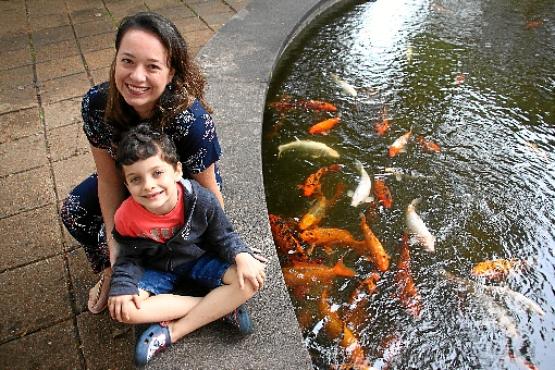 Moradora da quadra, Renata vai ao espaço com o filho Eduardo todos os dias: menino tem até o peixe preferido (Barbara Cabral/Esp. CB/D.A Press)
