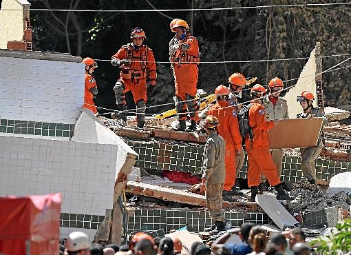 Equipes fazem buscas nas ruínas dos dois prédios da comunidade da Muzema em busca de sobreviventes: cães farejadores ajudam nos trabalhos
 (

)