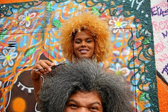 Criadora do projeto Gueto é Luxo, Tânia Sarah é especializada em cabelos afros, mas objetivo é empoderar as mulheres negras de Ceilândia (Bárbara Cabral/Esp. CB/D.A Press





)