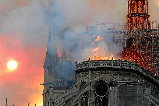 O fogo consome o telhado da igreja gótica quase milenar que se confunde com a história da cidade: moradores e turistas lamentam 