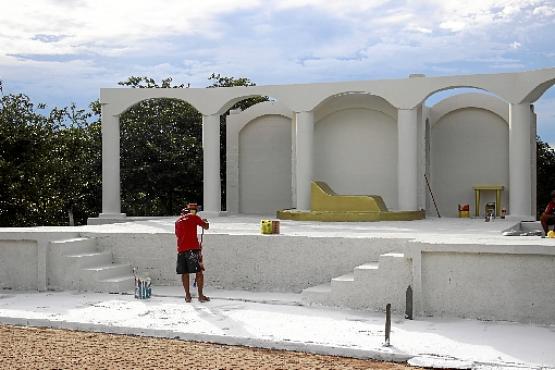 Voluntário dá os últimos retoques em um dos cenários da via-sacra de Planaltina, no Morro da Capelinha (Vinicius Cardoso Vieira/CB/D.A Press)