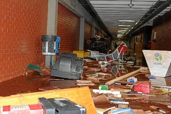 Livros, móveis e equipamentos eletrônicos ficaram destruídos no Minhocão da Universidade de Brasília (UnB), onde o subsolo ficou submerso (Ronayre Nunes/Esp. CB/D.A Press
)