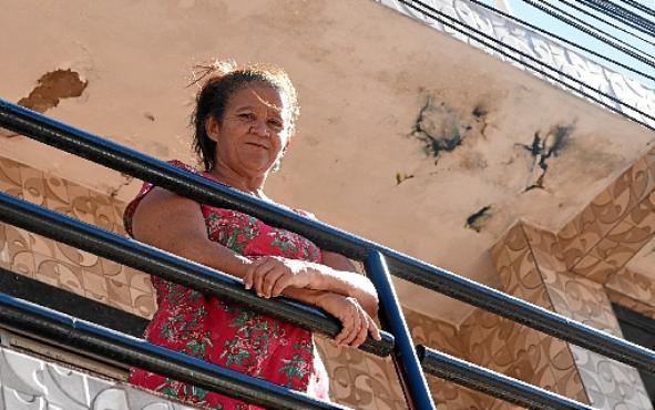 Maria convive com mofo na cobertura da varanda da residência (Ed Alves/CB/D.A Press)