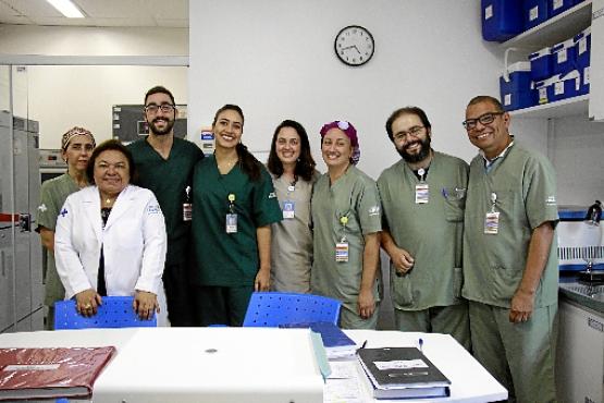Mais de 50 profissionais se envolveram diretamente na cirurgia de separação das gêmeas Lis e Mel (no detalhe), no Hospital da Criança de Brasília (Vinicius Cardoso Vieira/CB/D.A Press)